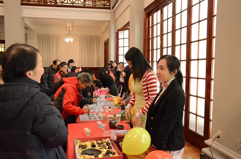 图2  带着茶具的志愿者向大家讲解中国的茶文化